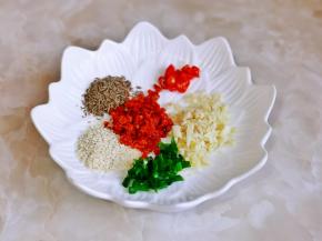 葱花，蒜末，辣椒碎，小米辣，孜然，白芝麻放入盘中。