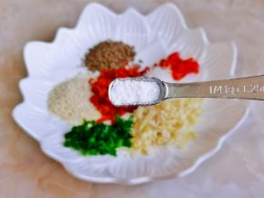 按个人口味加入盐。