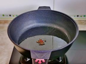 起油锅，加入花椒小火炒出香味儿，把花椒捞出。