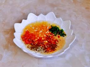 热油倒入盘中搅拌。