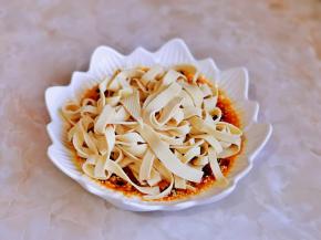 把豆皮加入料汁中。