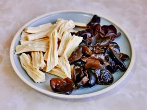 木耳处理干净。