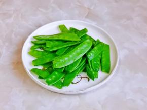 荷兰豆去跟去尖。