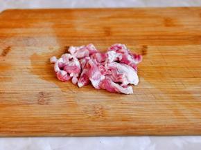 梅花肉洗净切片。