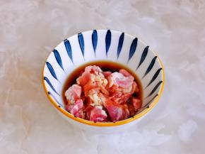 肉片放碗中，加入料酒，1勺酱油，抓拌均匀，腌制15分钟。