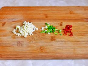 葱蒜辣椒切好。