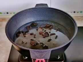 锅中水烧开，下木耳煮1分钟捞出过冷水。