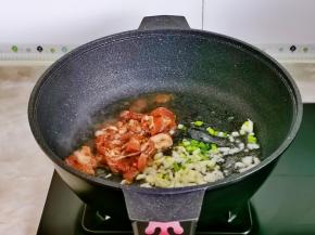 起油锅，加入葱蒜辣椒煸炒出香味，加入腌制好的肉片，翻炒至8分数。