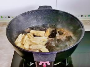 加入腐竹，木耳，炒熟。