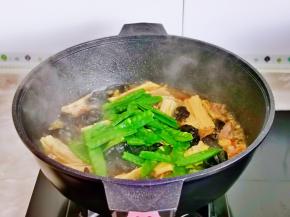 最后加入荷兰豆，按个人口味加入盐。
