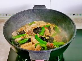 快速翻炒均匀即可关火。