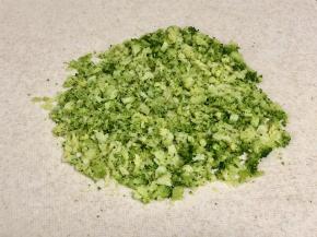 把焯好的西兰花剁碎备用；