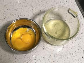 把三个鸡蛋的蛋清和蛋黄分离。