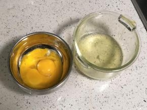 把三个鸡蛋的蛋清和蛋黄分离。