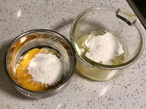 在蛋黄和蛋清里各加1勺面粉拌均，这样在煎制的过程中不容易破。