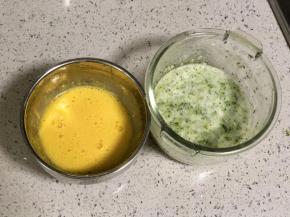 把西兰花碎加入蛋清中拌匀，然后在蛋黄和蛋清里各加少许的盐拌匀调味。