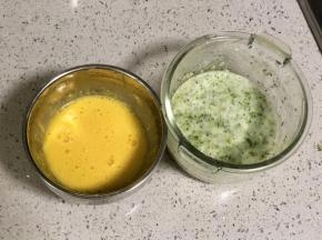 把西兰花碎加入蛋清中拌匀，然后在蛋黄和蛋清里各加少许的盐拌匀调味。