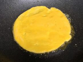 平底锅热油，保持小火，先下入蛋黄，摊平。