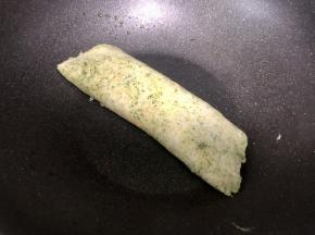 同样趁蛋清也还没有完全凝固的时候，从蛋黄卷的一端，朝着蛋清的方向卷起。卷成一个大的蛋卷之后，再继续加热几分钟至鸡蛋全熟。