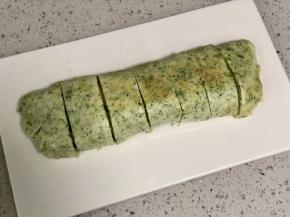 最后把蛋卷切成等宽的小段即可。