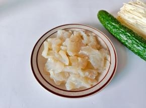准备黄瓜，金针菇，海蜇。