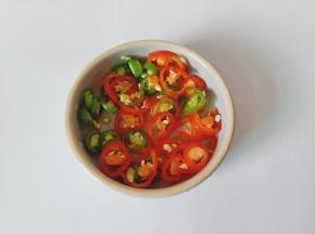 青红链接切小丁。