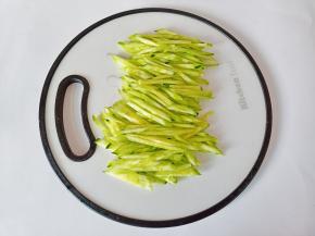 黄瓜削皮切片再切丝。
