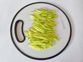 黄瓜削皮切片再切丝。