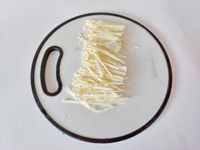 金针菇清洗干净，对半切好。