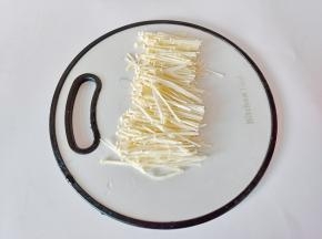 金针菇清洗干净，对半切好。