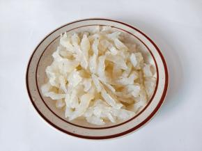 海蜇挤干水分，切成细丝。