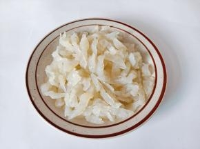 海蜇挤干水分，切成细丝。