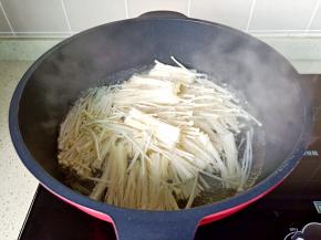 锅里水开放入金针菇焯水。