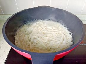 水开金针菇焯水两分钟捞出，沥干水分晾凉。