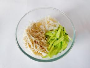 把金针菇，海蜇丝，黄瓜丝放入容器。