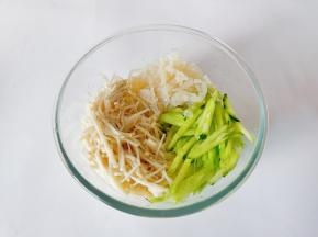 把金针菇，海蜇丝，黄瓜丝放入容器。
