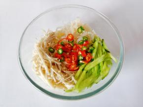 放入切好的辣椒圈。