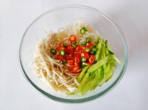 放入切好的辣椒圈。