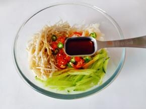 加生抽一勺，米醋一勺，盐半勺。