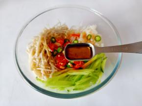 加芝麻油一勺。