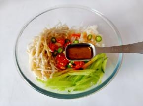 加芝麻油一勺。