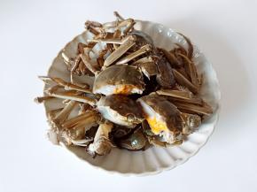 螃蟹用牙刷正反两面刷干净，然后对半剪开。