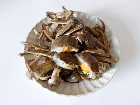 螃蟹用牙刷正反两面刷干净，然后对半剪开。