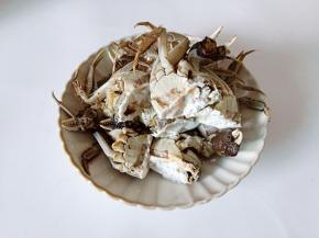 螃蟹剪开的位置沾一层淀粉。