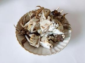 螃蟹剪开的位置沾一层淀粉。