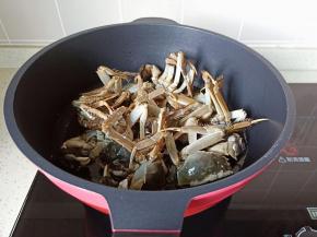 锅里多放一点食用油，油烧热后螃蟹朝下煎。
