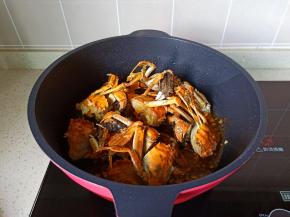 放入煎好的螃蟹翻炒片刻。