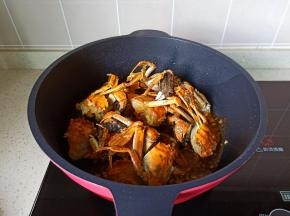 放入煎好的螃蟹翻炒片刻。