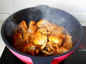 开大火开始炖煮。