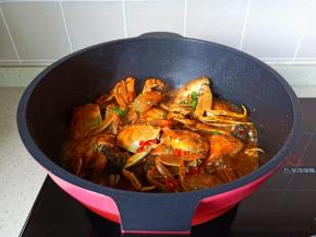 等到汤汁差不多时放青红椒丁翻炒均匀即可出锅。